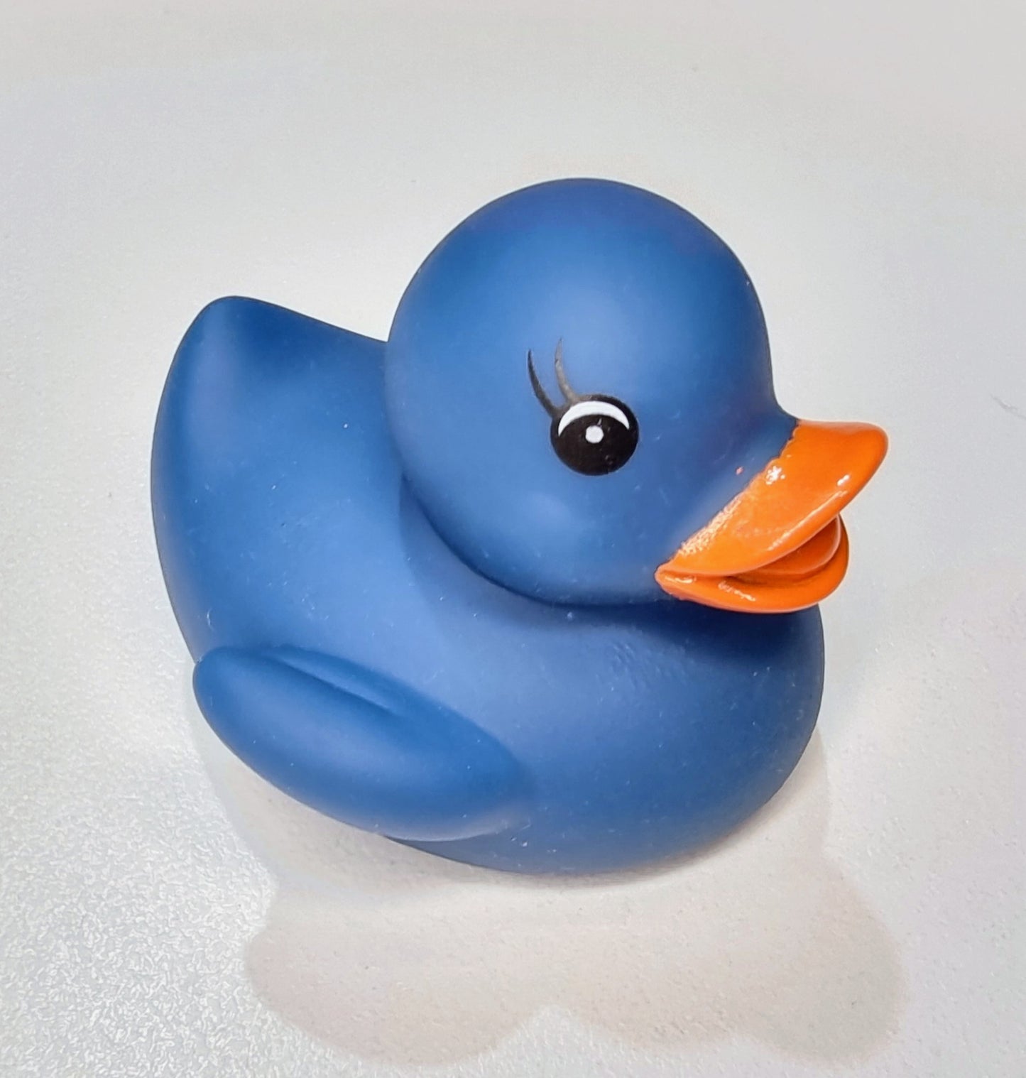 blue bath duck colour changes in warm water . baby bath toy rubber duck