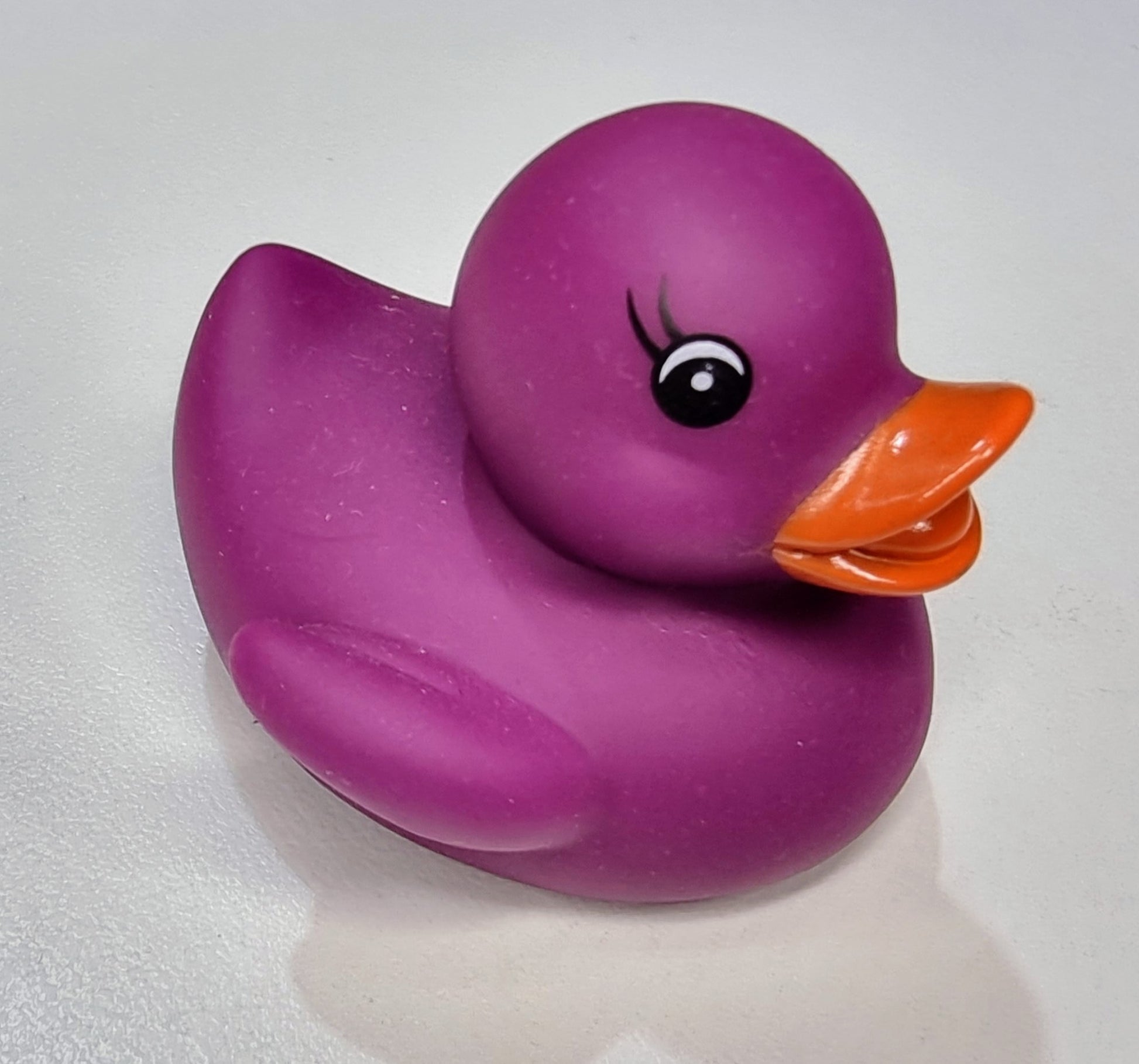 purple  bath duck toy colour changes in warm water. baby bath toy duck